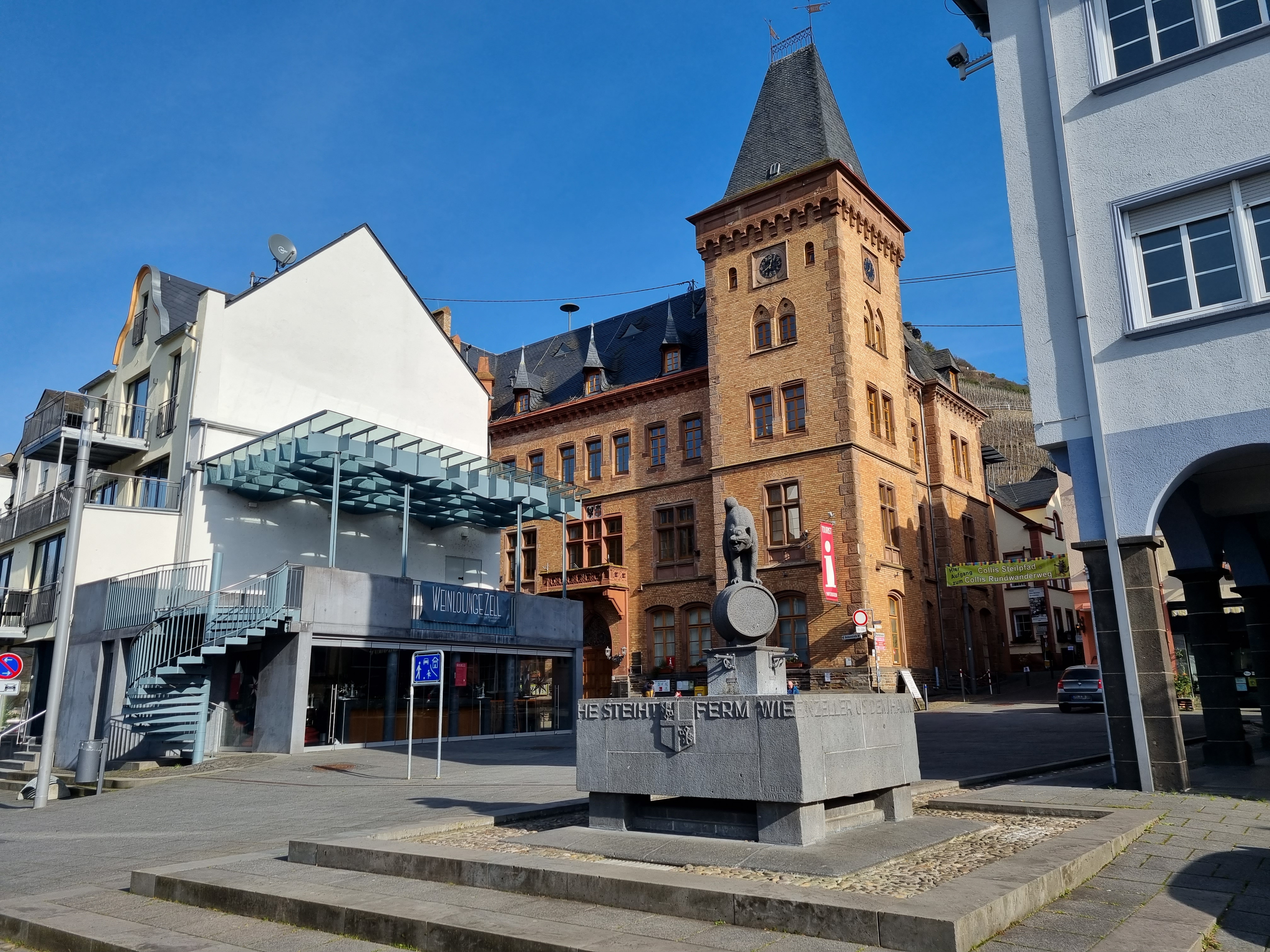 Das Rathaus von Zell Mosel mit Katzbrunnen und Weinlounge