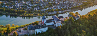 Luftaufnahme der Marienburg in Zell mit Pünderich an der Mosel im Hintergrund