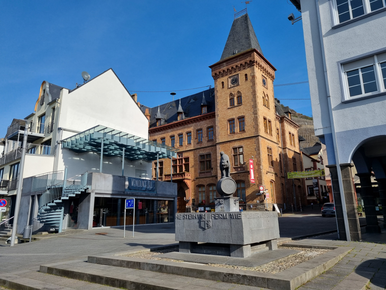 Das Rathaus von Zell Mosel mit Katzbrunnen und Weinlounge.