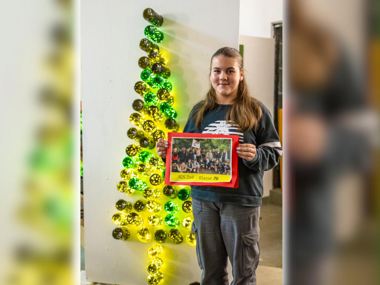 Eine Teilnehmerin beim Weihnachtsbaum-Wettbewerb der Stadt Zell Mosel.