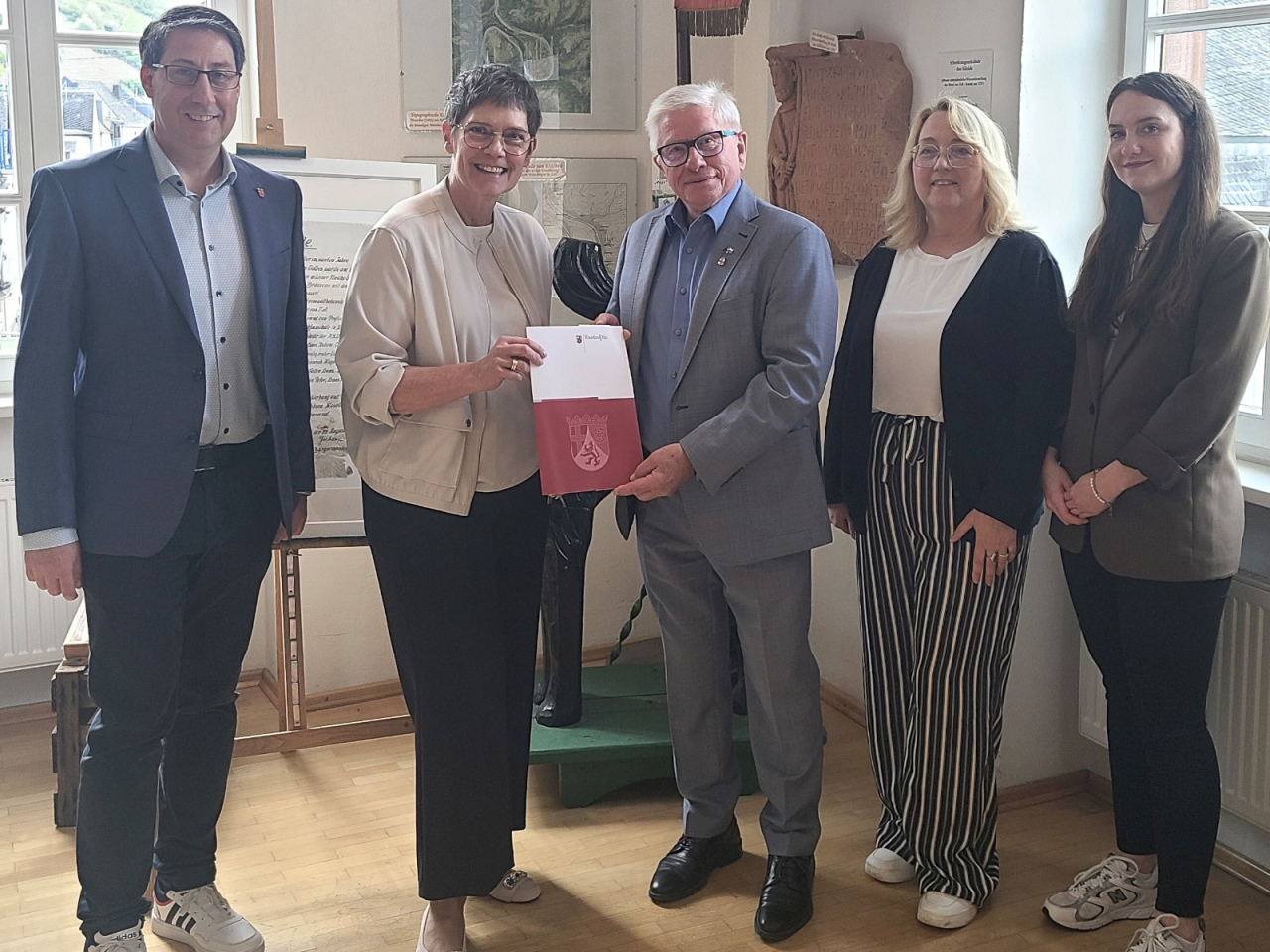 Gruppenfoto anlässlich der Übergabe der Förderung für das Zeller Museumsprojekt.