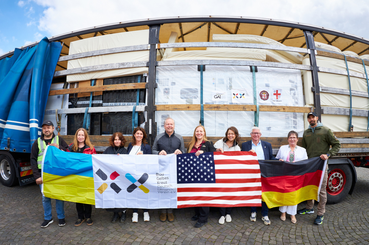 Gruppenfoto anlässlich der Spende des Stromgenerators für Ternopil.