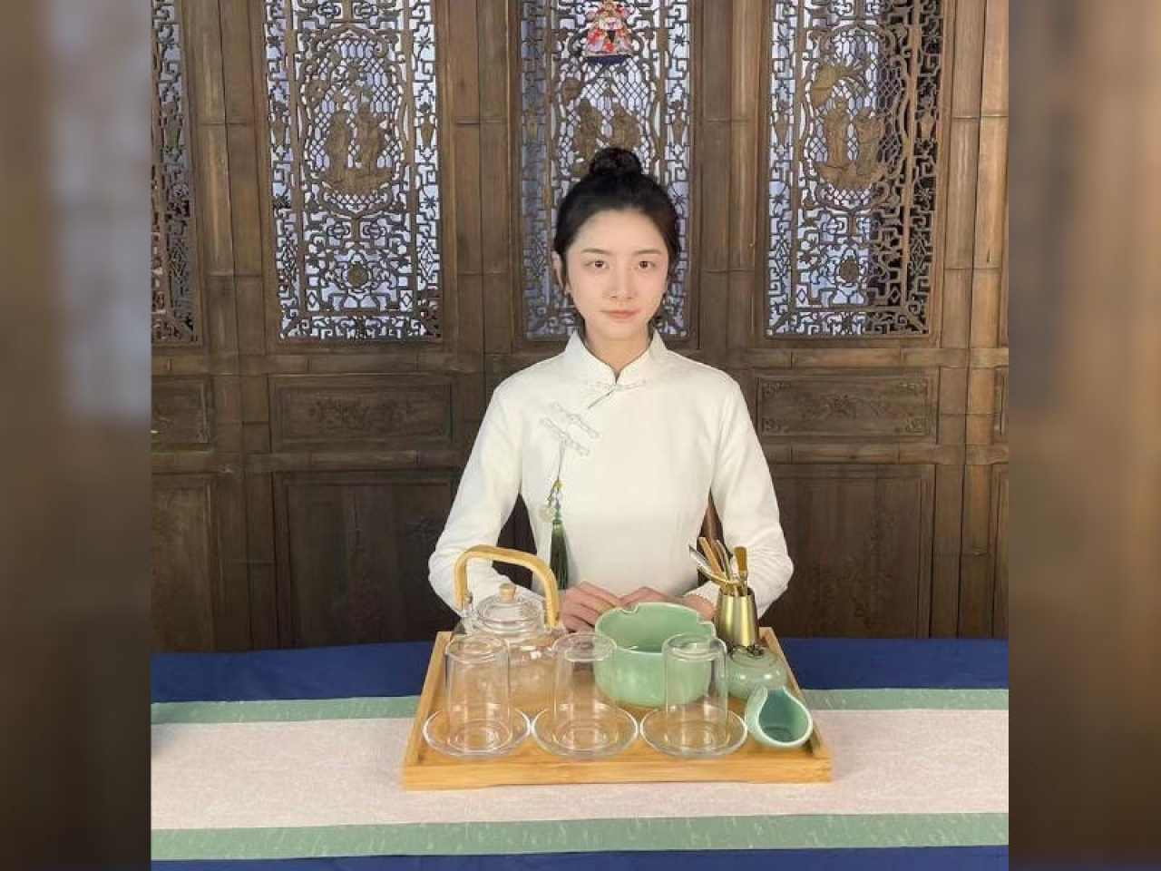 Tee-Probe in Zell Mosel mit Tee-Meisterinnen aus China.