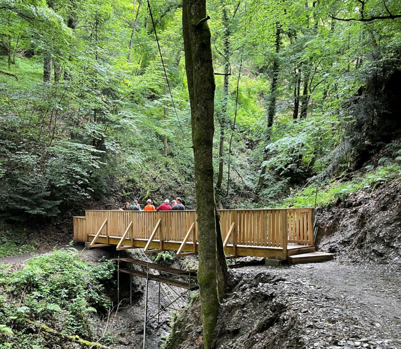 Aufnahme der neuen Holzbrücke in der Liebesschlucht in Zell.