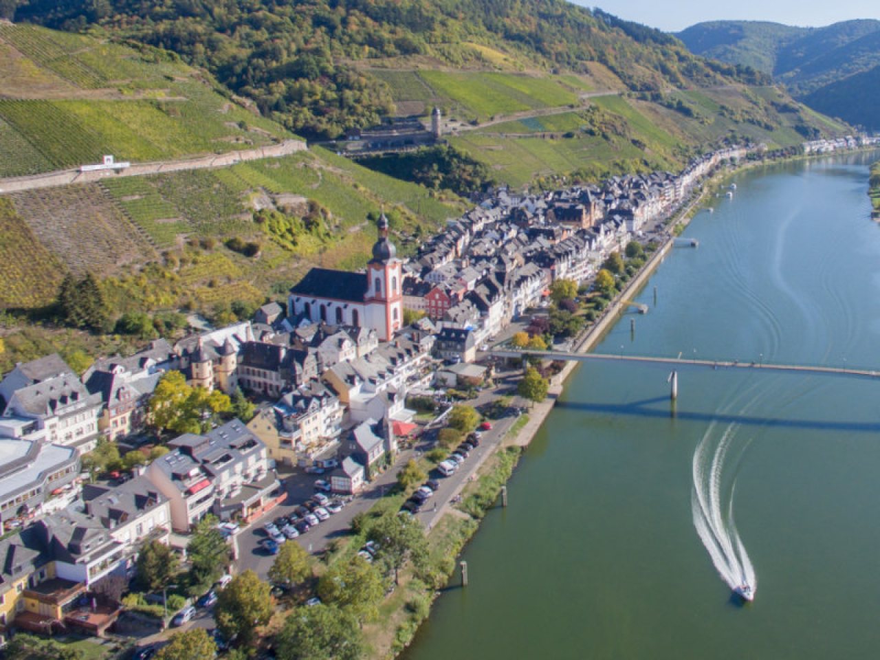 Beispielfoto des Moselufers auf der Seite der Stadt Zell.