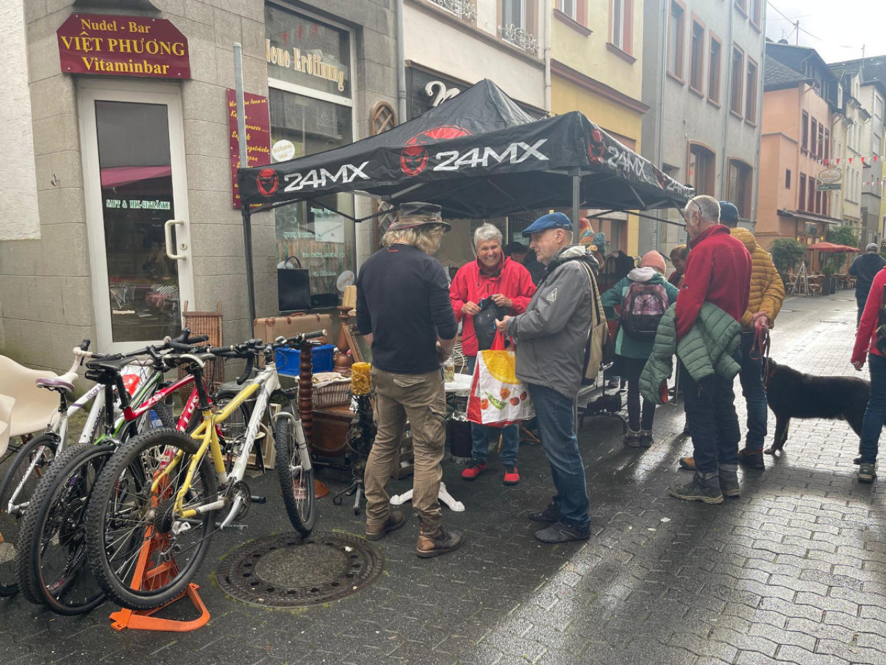 Foto eines Standes beim Stadt- und Gässchenflohmarkt in Zell 2024.