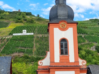 Blick auf die Zeller Kirche St. Peter mit