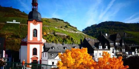 Blick im Herbst auf die Zeller Kirche St. Peter mit