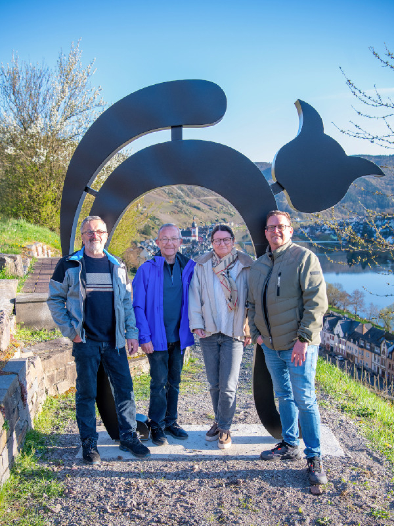 Gruppenfoto vor dem neuen Katzenbogen am Moselkino in Zell.