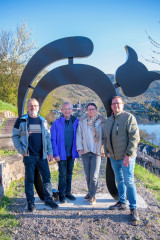 Gruppenfoto vor dem neuen Katzenbogen am Moselkino in Zell