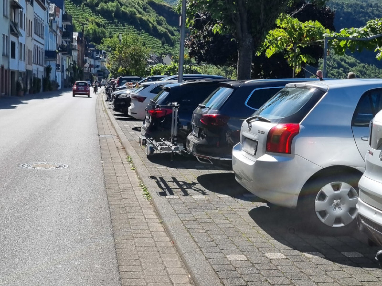 Parkende Autos entlang der Straße Brandenburg in Zell Mosel.