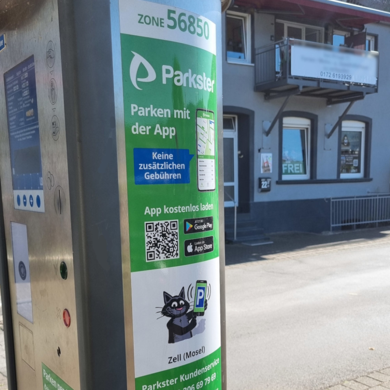 Parkautomat mit Parkster-Infos in Zell Mosel.