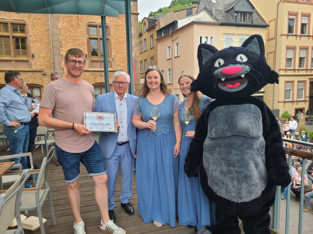 Sieger Weingut Bremm mit Bürgermeister, Weinmajestäten und Schwarzer Katz in Zell.