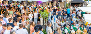 Weinfest Zell Mosel 2023 - Gäste auf dem Marktplatz