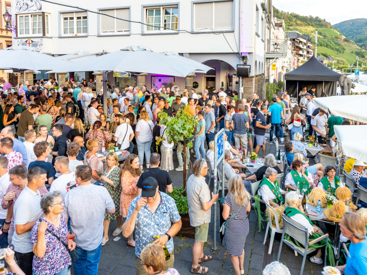 Weinfest Zell Mosel 2023 - Gäste auf dem Marktplatz.