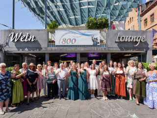 Die aktuellen und ehemaligen Weinköniginnen der Stadt Zell Mosel beim Weinfest